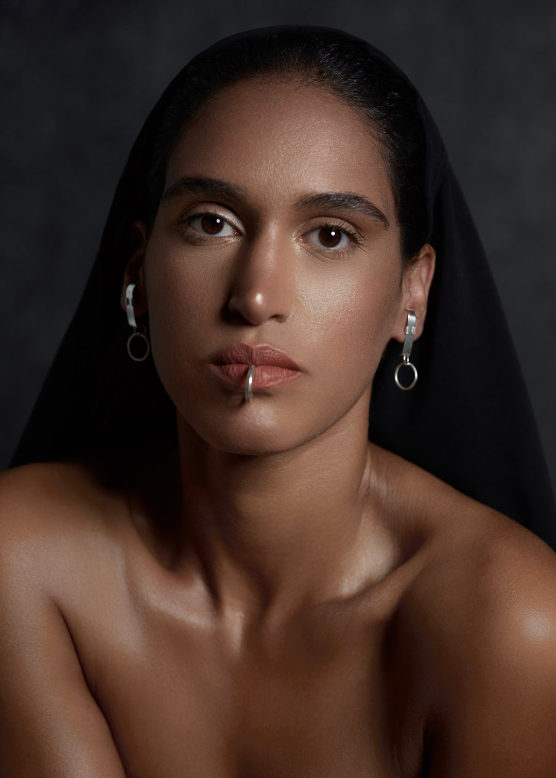 Silver earring Mayar - Model photo